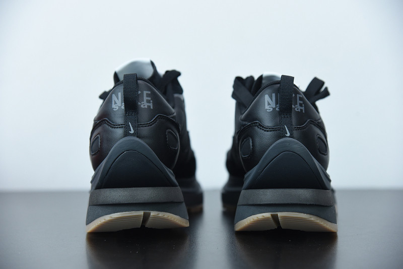 nike vaporwaffle sacai