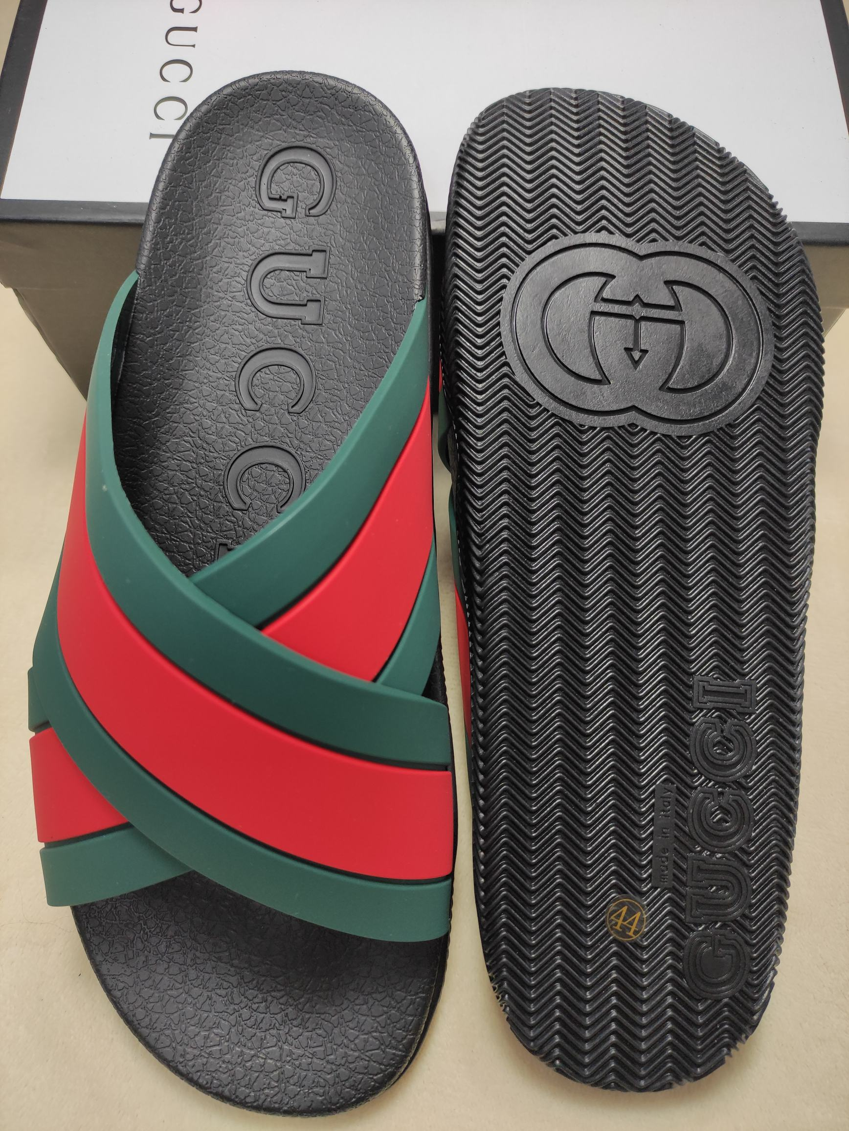 G*u*i sandals