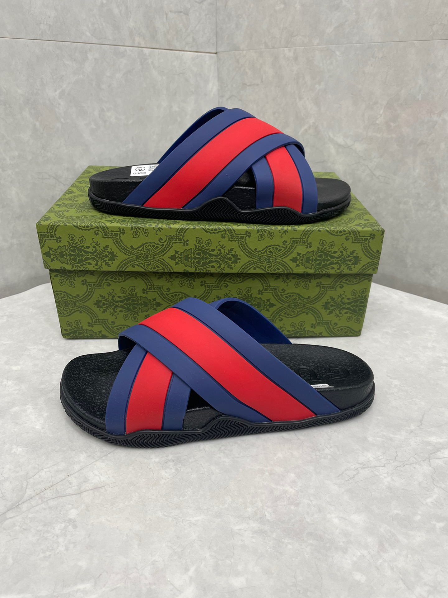 g*u*i sandals
