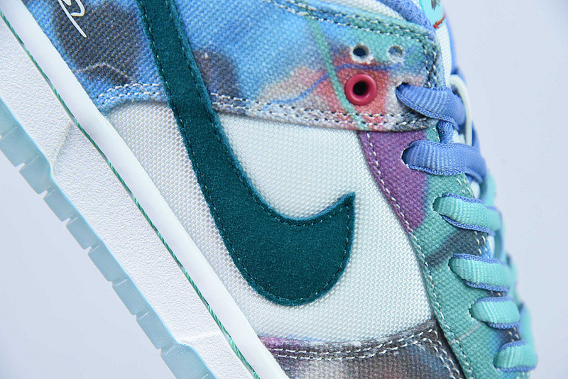 futura laboratories x nike dunk low sb