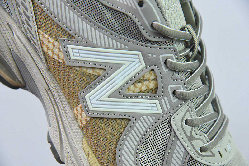 NEW BALANCE SNEAKER