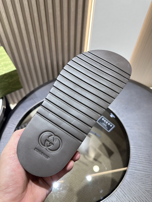 g*u*i sandals