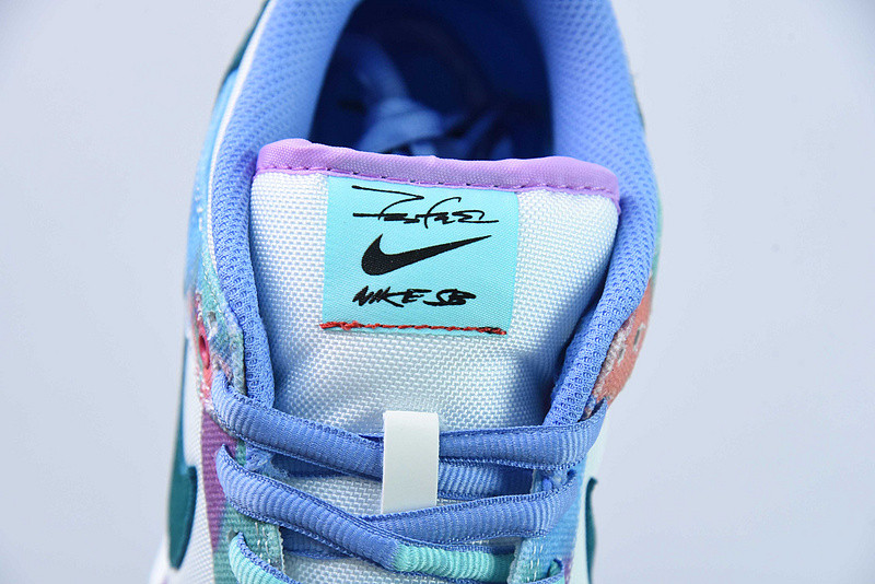 futura laboratories x nike dunk low sb