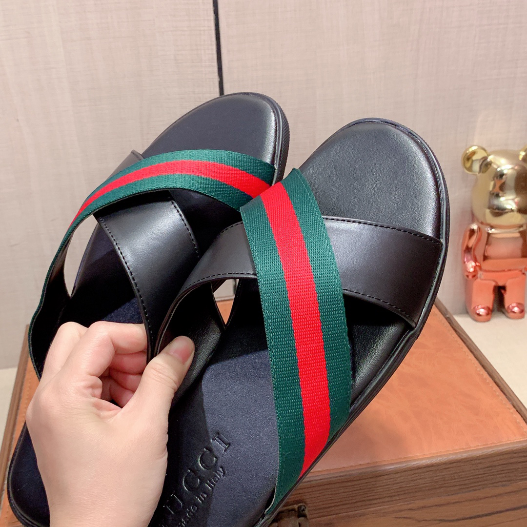 g*u*i sandals